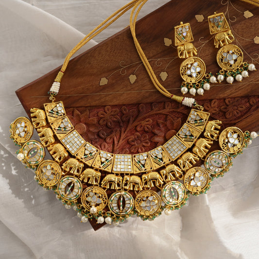 Indriya Neckalce With Earrings