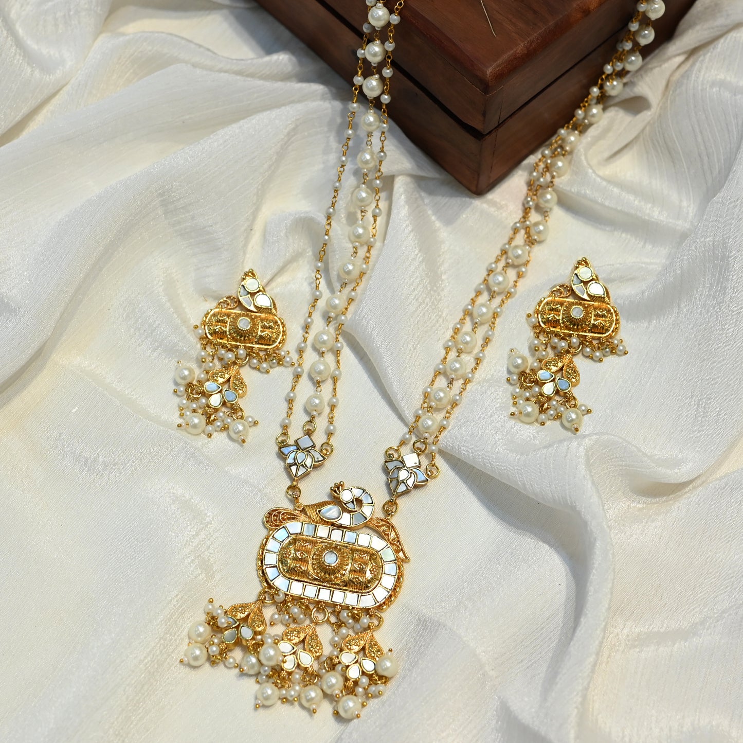 Warhi Pendant with Earrings