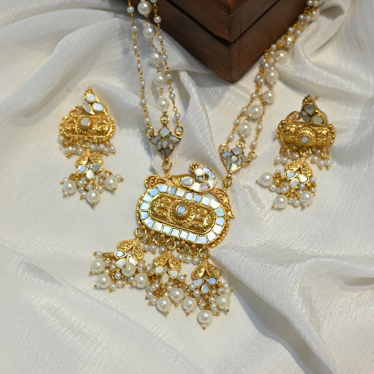 Warhi Pendant with Earrings